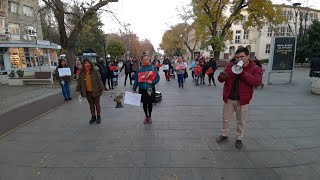 Протестно шествие постави пейка с имената на убити жени пред съда в Стара Загора