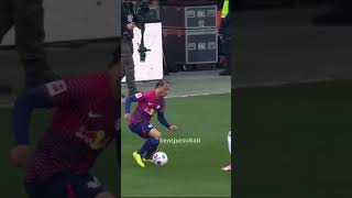 Xavi with a ridiculous ankle breaker😳