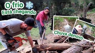 CHUVA E FRIO NO RANCHO/SERRANDO LENHA PARA O FOGO