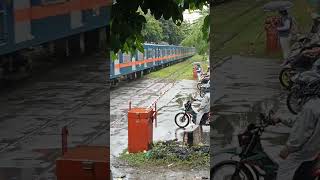 DEL902 WITH EMU 203 HOWLING R2SME horn while approaching pasay Rd rr xing on a rainy morning