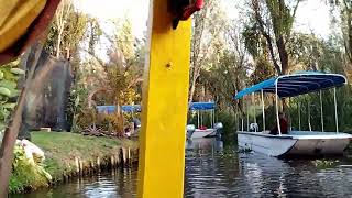 Por los canales de Xochimilco.