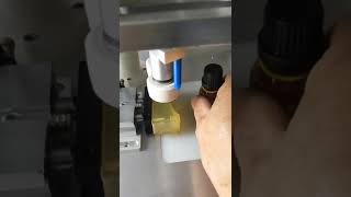 Máquina taponadora semiautomática para botellas de aceites esenciales #cappingmachine #essentialoils