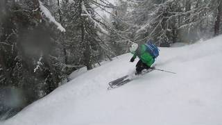 Внетрассовый спуск учебной группы Аnton Ski School в Livigno, Италия.