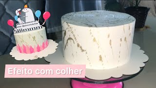 Bolo rosa e branco com efeito feito com colher