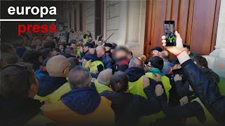 Agricultores navarros intentan acceder al Parlamento pero la Policía Foral lo impide