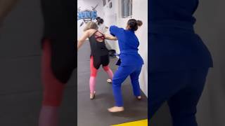 Nossa turma feminina treinando defesa pessoal de situações do cotidiano. #bjj #tocabjjschool