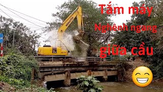 Máy xúc với  kiểu tự  rửa  xe có 102