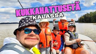 KUKKA-HATTU SEDÄN KANSSA KALASSA