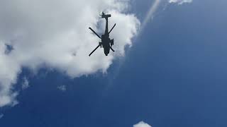 Luchtmacht helicopter boven onze Blokhutboot op de Maas richting de Biesbosch