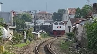 Mepet dengan Pemukiman Padat Kereta Api Meliuk dan Menikung di Spot Perlintasan Ekstrem Cicalengka