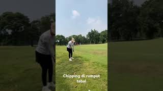 Chipping di rumput tebal. Modern Golf