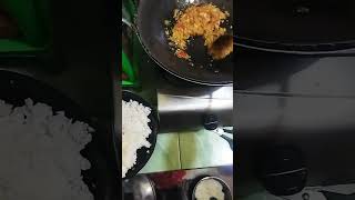 Memanfaatkan nasi kemarin untuk bikin masi goreng enak