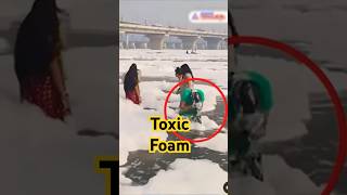 People bathing in toxic Yamuna foam 😨