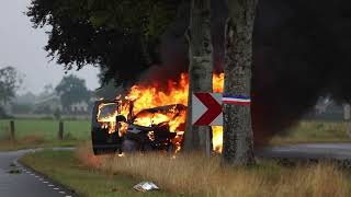 Dodge ram botst tegen boom en brandt volledig uit