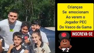 Crianças se emocionam ao verem o jogador PEC  do Vasco da Gama!