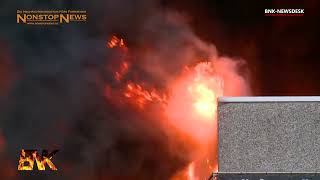 Großbrand in Krefeld - Vier Verletzte bei Lagerhallenbrand - Immense Rauchentwicklung