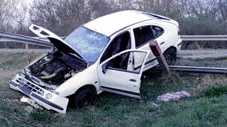 Renault Megane roncs a 6-os úton, egy baleset után elhagyva.