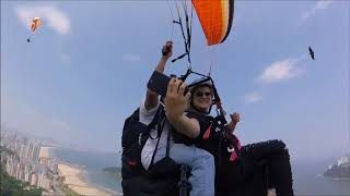 Milene Voando de parapente em São Vicente.