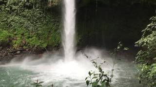 Величествен водопад в La Fortuna, Коста Рика