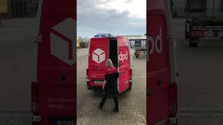 Behind The Parcel mit Zustellerin Katty