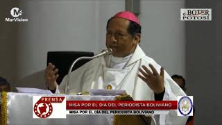 Iglesia. Fuertes cuestionamientos durante la misa Mira a Monseñor Ricardo Centellas