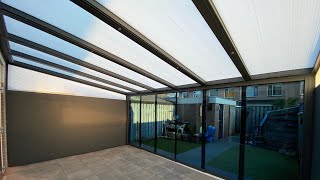 Aluminium Terrasoverkapping | Getinte glazen schuifdeuren | Plissé gordijnen | Aluminium zijwanden