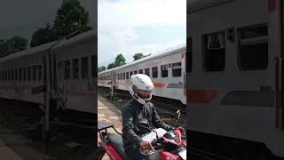 kereta  lokal baraya di jpl 193 tujuan padalarang #keretaapi #daop2 #railfans #train #comuterline