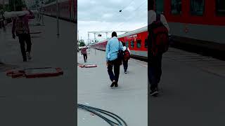 15044 Kathgodam Luckhnow Arrive kiccha #lucknow #indianrailways #izzatnagar #pantnagaruniversity