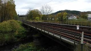 Br 140 423 und ein Talent2  kreuzen sich auf der Brücke in Eiserfeld