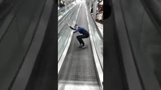 JUNGE MAULT SICH BEIM ROLLTREPPEN FAHREN ‼️ (kein Clickbait) #shorts #rolltreppen #slide