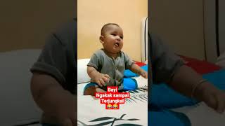 Lucunya Bayi ini Ketawa Sampai Gulung - Gulung 😂