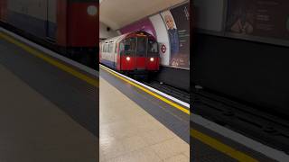 London Underground tube in Knightsbridge 🇬🇧 #shorts #london