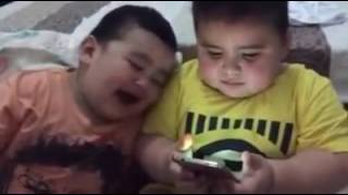 Wajib tonton. Dua budak comel sangat cute bila tonton handphone. Wakaka