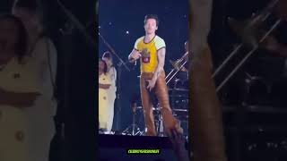 Harry Styles ripped his pants at the concert 😅#harrystyles #2023 #shorts #concert #funnyvideo