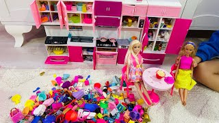 Barbie bebeklerin mutfağını temizledik eşyalarını yerleştirdik/ çocuk videoları/ oyuncak bebek evi