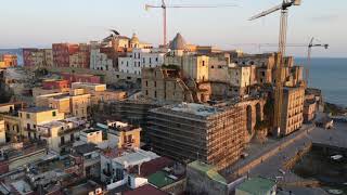 An areal view on centro storico in Pozzuoli (Widok z lotu ptaka na centrum historyczne Pozzuoli) 4K