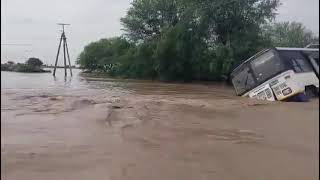 Bus caught on floods passengers are safe || Heavy rains || Bus struck in floods