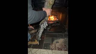 Wood stove. Abastecendo a lareira