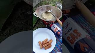 goreng tempe di depan danau