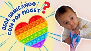 Bebê Bianca ama Pop Fidget Toy