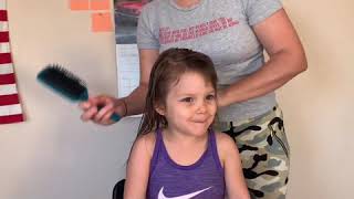 Cortando o cabelo pela primeira vez - Ester mãos de tesoura - 3 anos