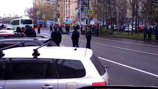 В Красноярске, на митинге Навального, прохожие надавали по лицу митингующему и отволокли к автозаку