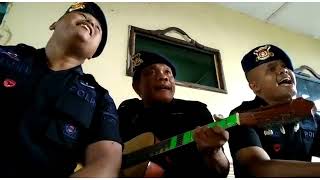 TRIO TERATAI cover HOLAN HODO HALLETTU di IRINGI UJAN dan JARINGAN LELET 😃😃😃THN 2016