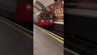 London underground tube in Gloucester Road Piccadilly Line 🇬🇧 #shorts