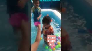 anak kecil main air, siram siram air di kolam #shorts #shortsfund #shortsvideo