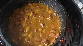 Kartoffel Gulasch aus dem Dutch Oven mit Käsekrainer