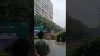 अधिक वारिस से धंसी सड़क और पास की बिल्डिंग गिरने की संभावना😲 ||Crossing republic #noida #ghaziabad