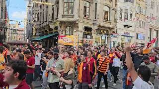 Tifosi del Galatasaray festeggiano nel centro di Istanbul!