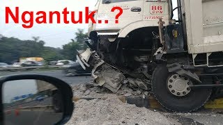 Truk naik trotoar