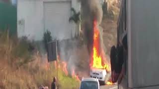 Carro pega fogo na subida da Serra de São Pedro em Caririaçu. Veja o incêndio